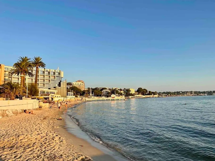 100M Plage Stella Antibes 0*,