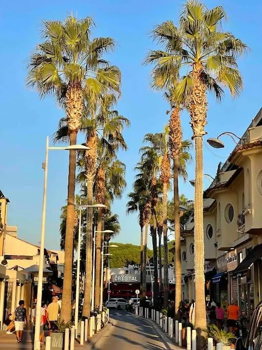 100M Plage Stella Antibes 0*,  France