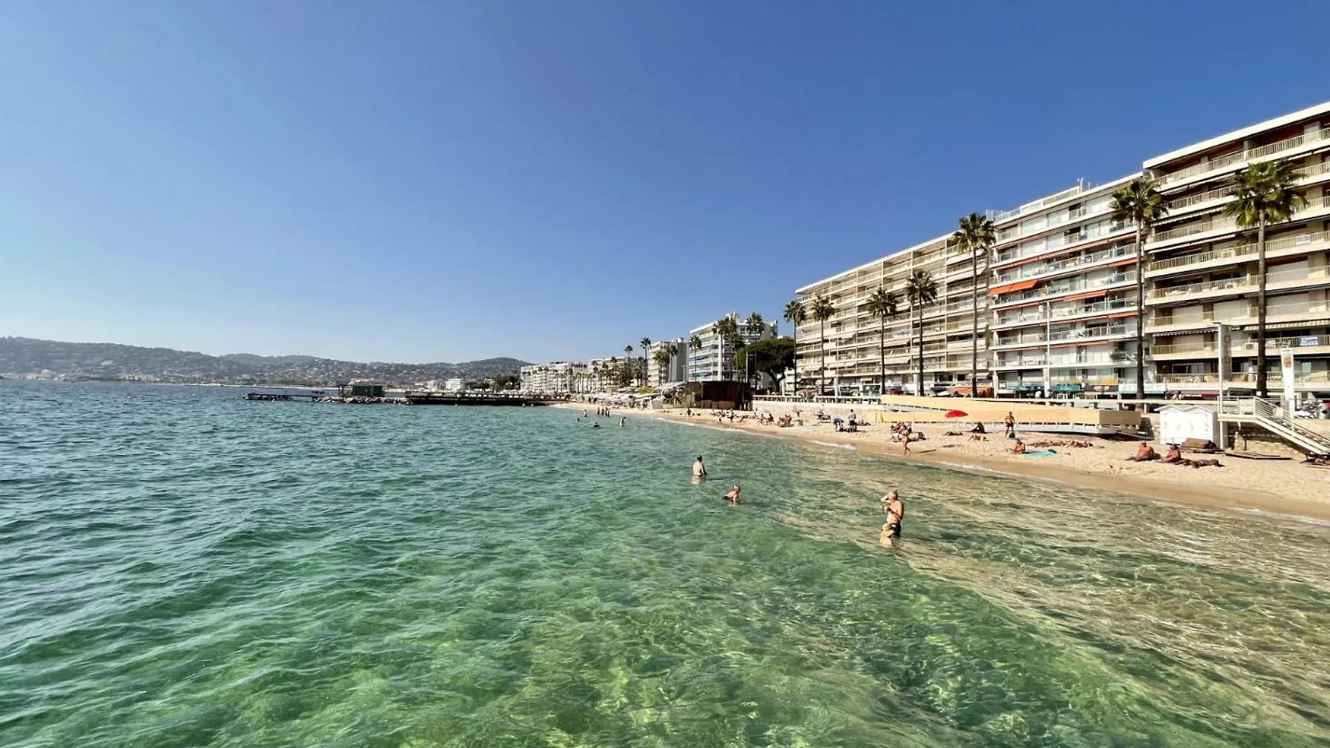 100M Plage Stella Antibes 0*,  France