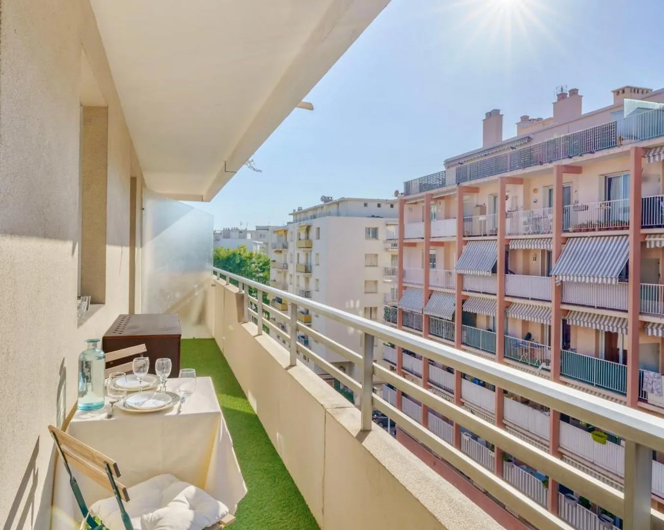 100M Plage Stella Antibes 0*,  France